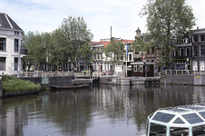 858085 Gezicht op de Weerdsluis te Utrecht, vanaf de Nieuwekade, met links de Weerdsingel W.Z. en op de achtergrond de ...